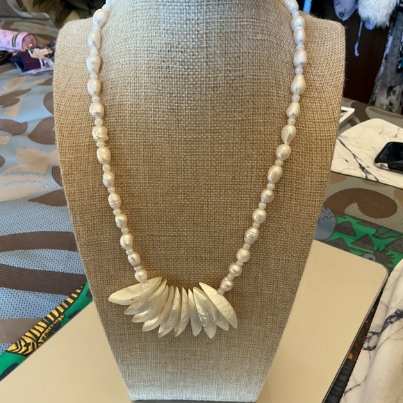 Jewelry - Freshwater Pearl and mother of pearl pendant necklace